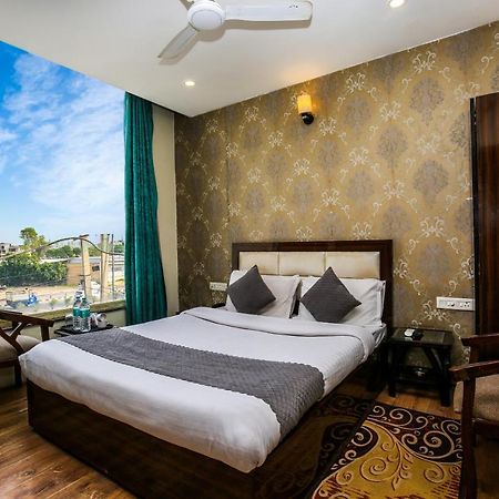 Hotel Wisteria -Main Highway Hotel Zirakpur エクステリア 写真