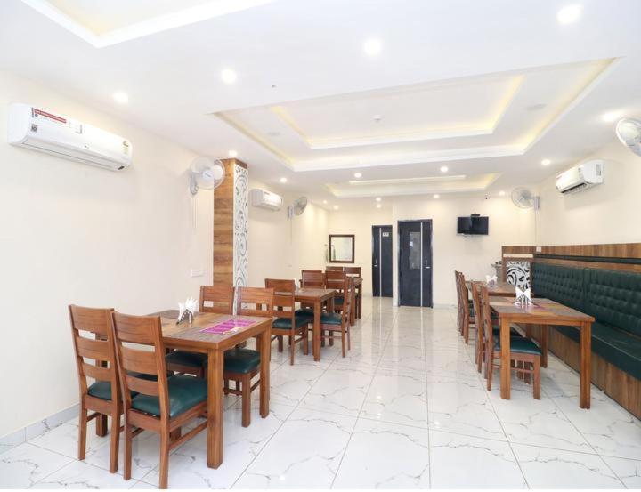 Hotel Wisteria -Main Highway Hotel Zirakpur エクステリア 写真