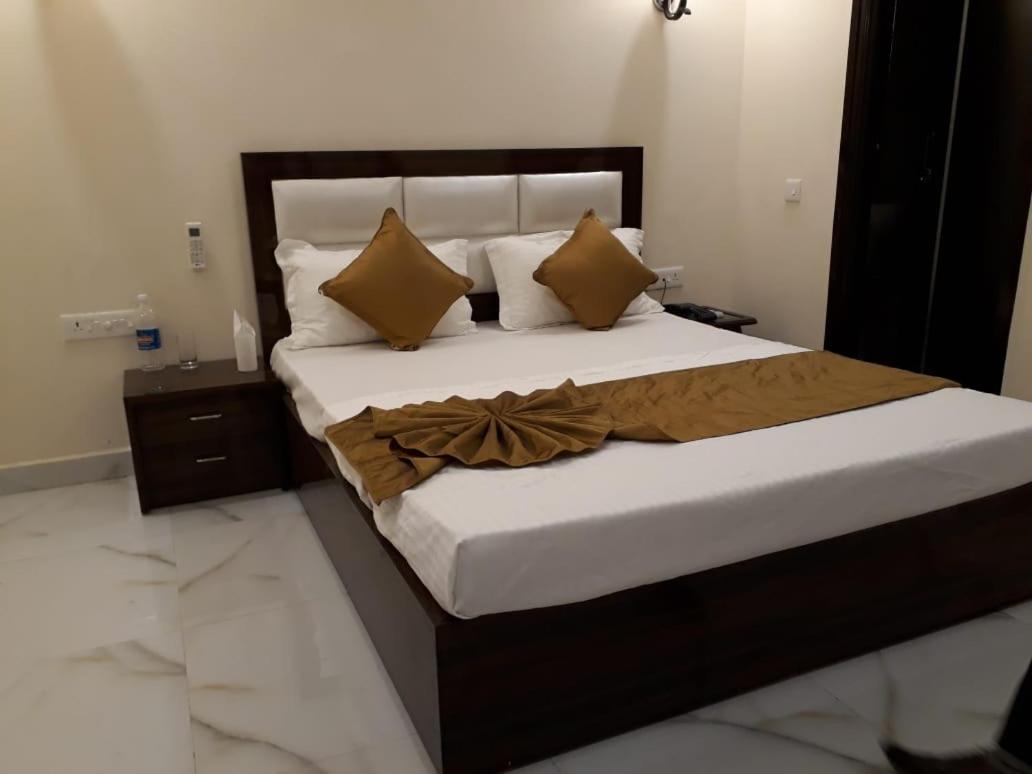 Hotel Wisteria -Main Highway Hotel Zirakpur エクステリア 写真