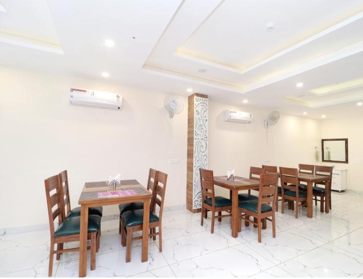 Hotel Wisteria -Main Highway Hotel Zirakpur エクステリア 写真