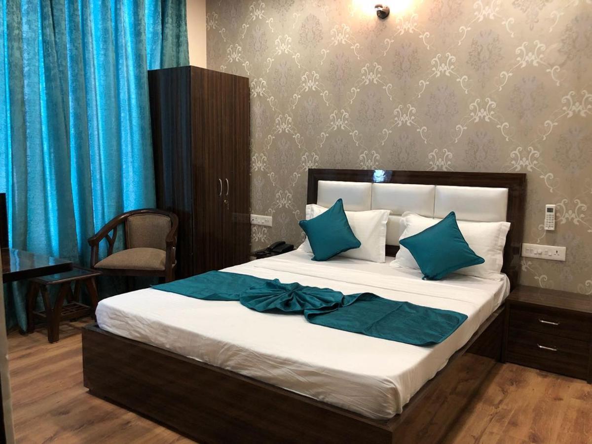 Hotel Wisteria -Main Highway Hotel Zirakpur エクステリア 写真