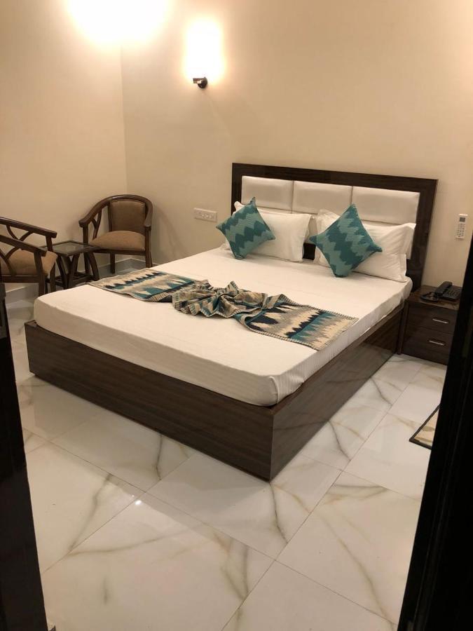 Hotel Wisteria -Main Highway Hotel Zirakpur エクステリア 写真