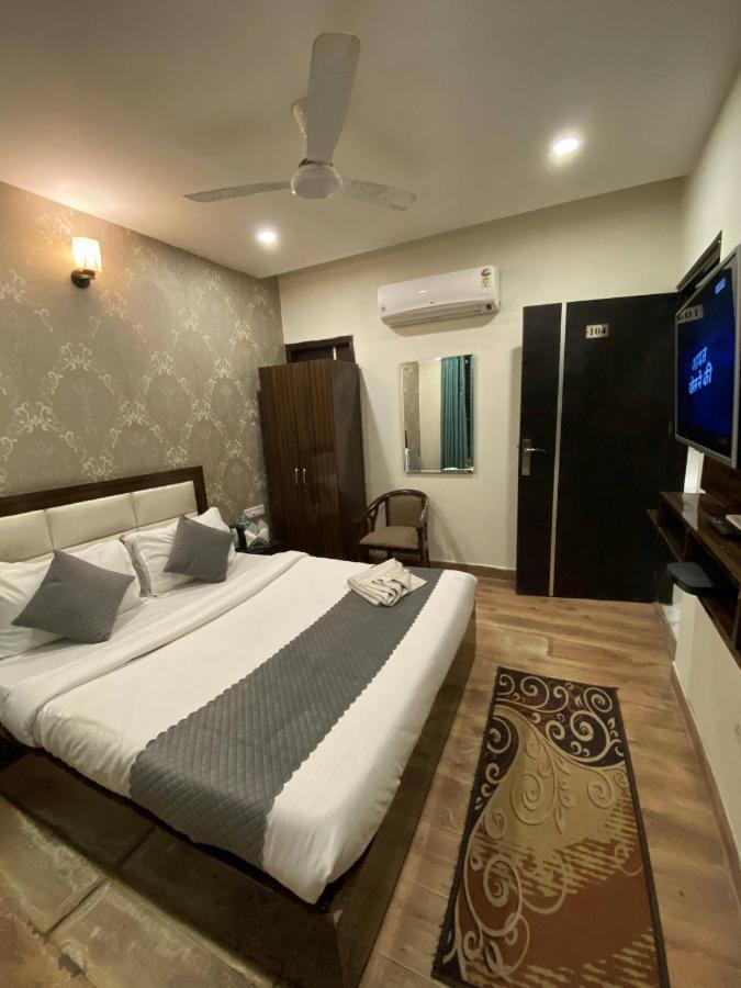 Hotel Wisteria -Main Highway Hotel Zirakpur エクステリア 写真