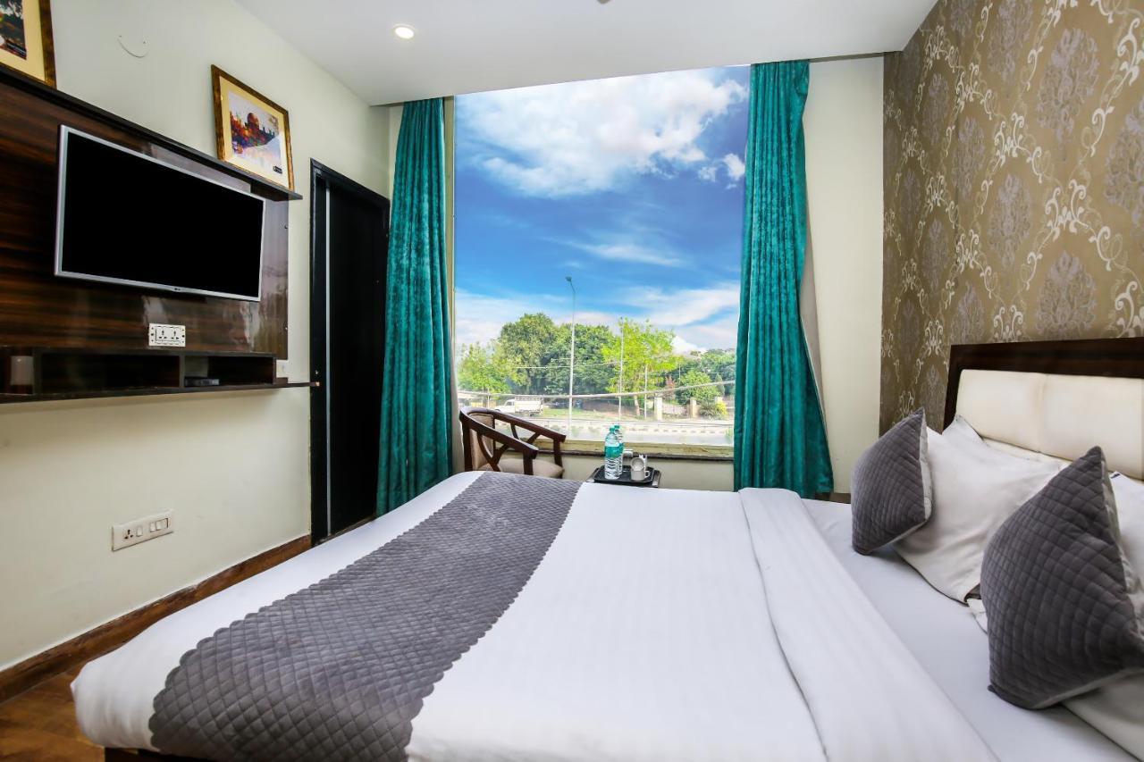 Hotel Wisteria -Main Highway Hotel Zirakpur エクステリア 写真