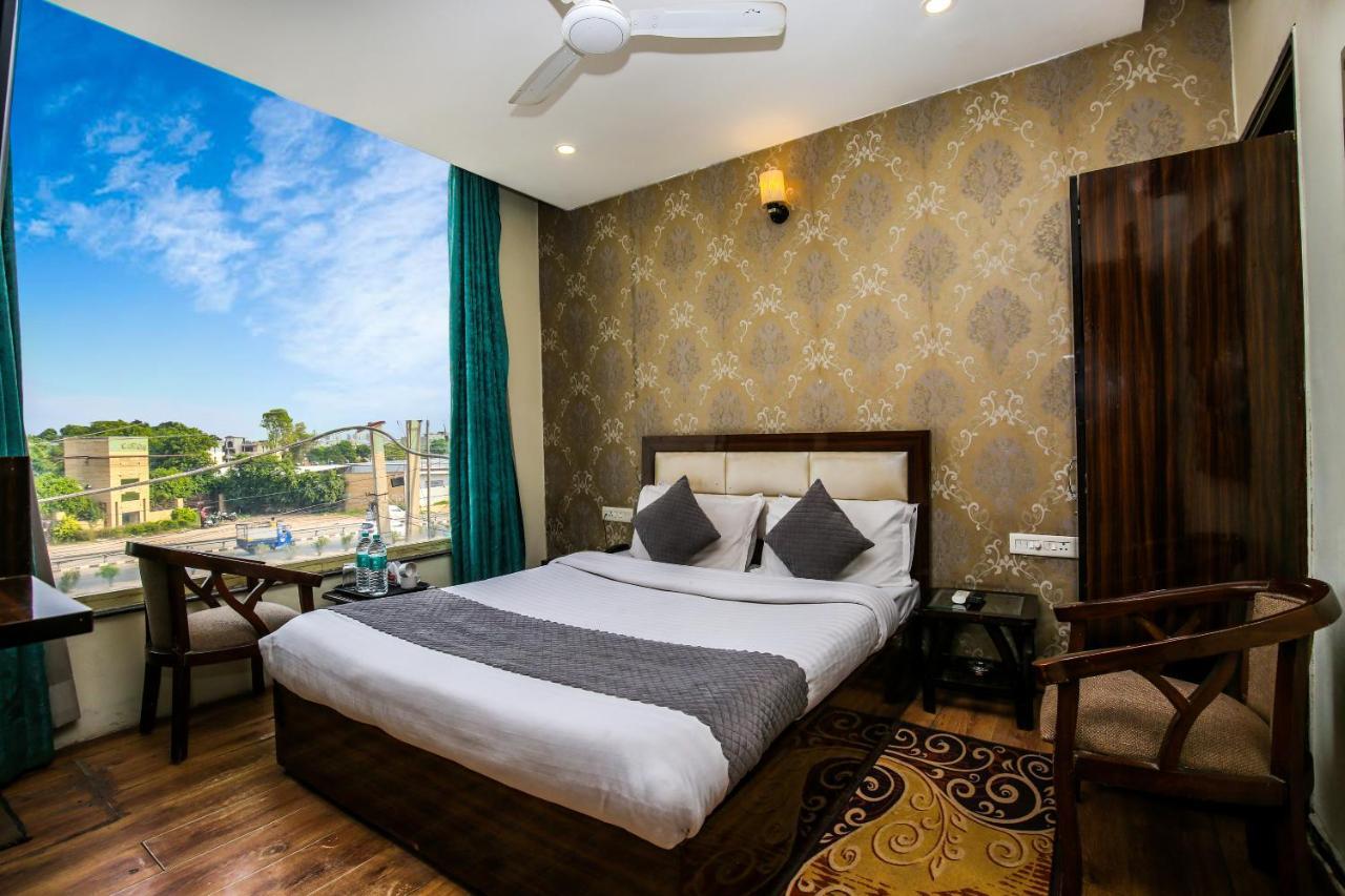 Hotel Wisteria -Main Highway Hotel Zirakpur エクステリア 写真