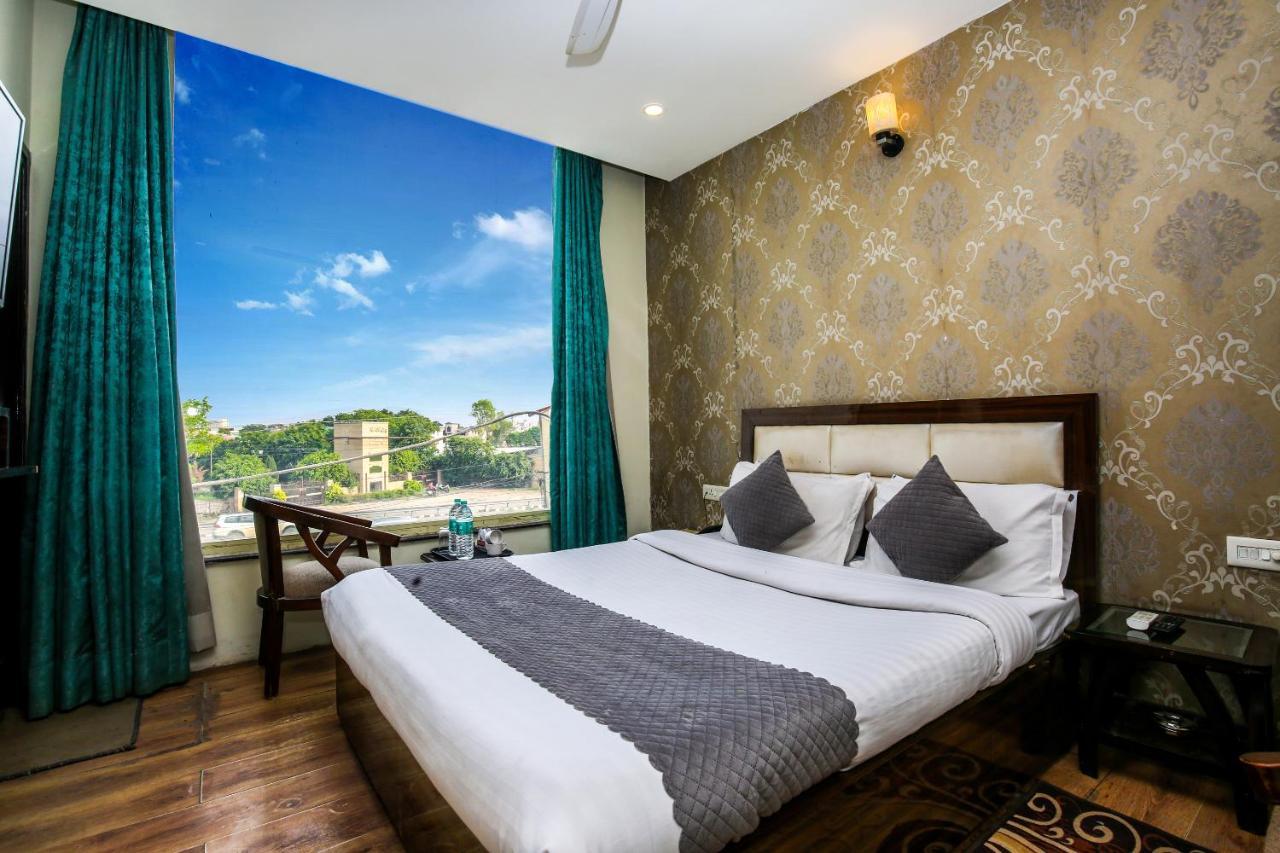 Hotel Wisteria -Main Highway Hotel Zirakpur エクステリア 写真